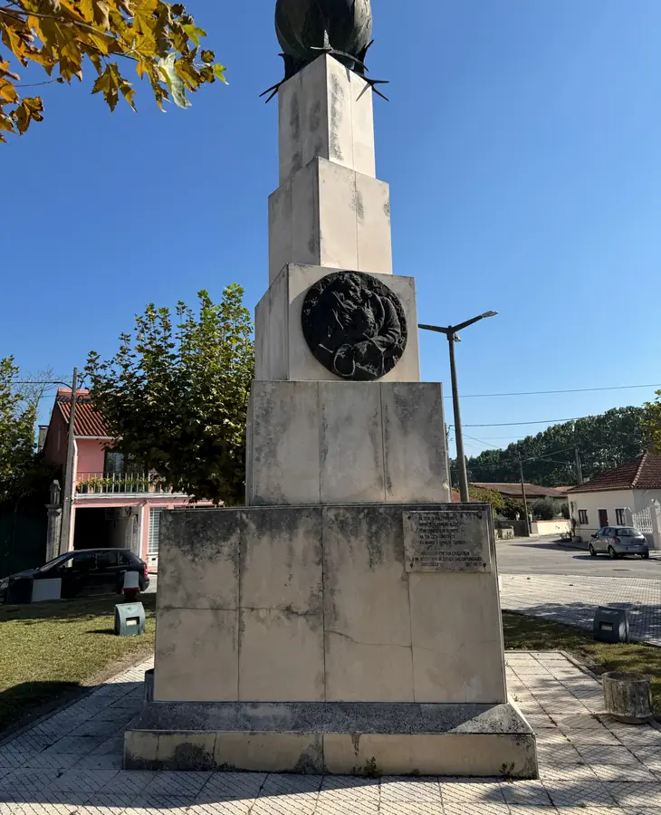 Monumento ao Emigrante, no Largo do Emigrante, com o medalhão de bronze e a placa de 1997.