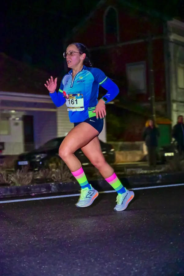 Atleta com meias coloridas a meio da prova.