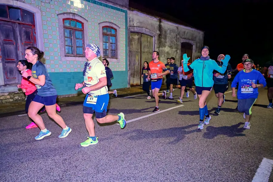 Pelotão a passar junto a uma casa de azulejo, na Camarneira.